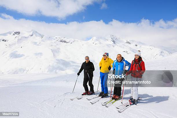 Snow Skifahrer Stockfoto und mehr Bilder von 40-44 Jahre - 40-44 Jahre, 50-54 Jahre, Aktivitäten und Sport