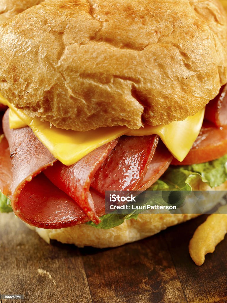 Frito Bolonia sándwich con papas fritas - Foto de stock de Aderezo libre de derechos