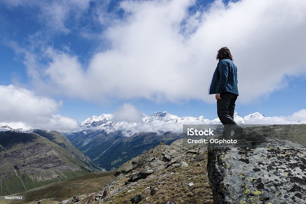 Donna ammirando coperti di neve montagna -XXXL - Foto stock royalty-free di Acqua