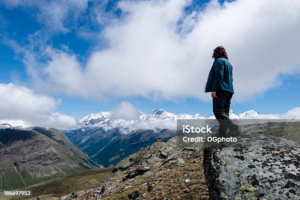 Donna Ammirando Coperti Di Neve Montagna Xxxl - Fotografie stock e altre immagini di Acqua - Acqua, Adulto, Adulto in età matura