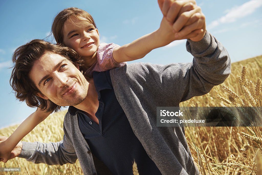 Vater und Tochter spielen in wheat field - Lizenzfrei Alleinerzieher Stock-Foto