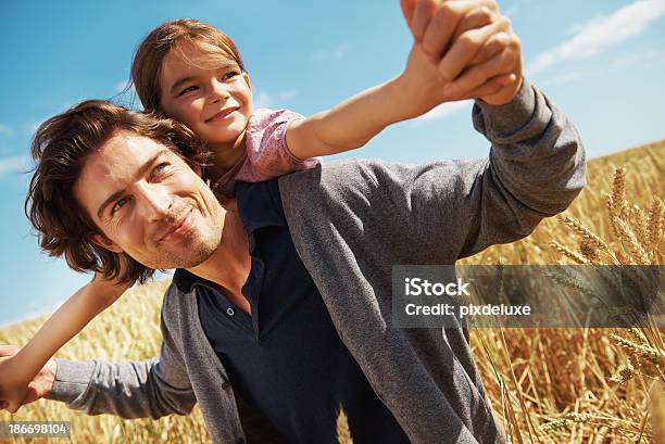 Vater Und Tochter Spielen In Wheat Field Stockfoto und mehr Bilder von Alleinerzieher - Alleinerzieher, Arme hoch, Ausgestreckte Arme