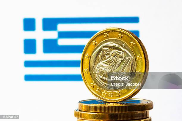 Griechische Flagge Und Euro Stockfoto und mehr Bilder von EU-Währung - EU-Währung, Ehemalige griechische Währung, Euro-Geldmünze