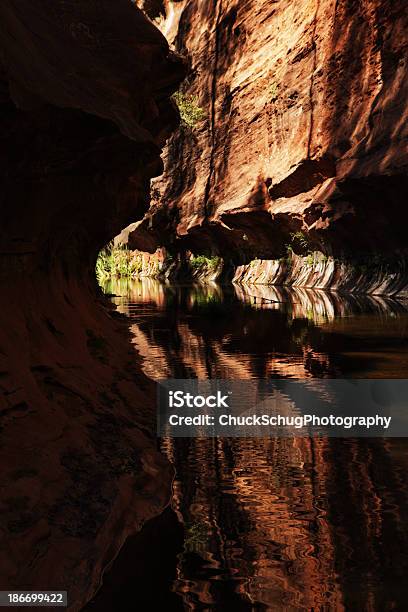 Slot Canyon Flusso Del Sole Riflesso Ombra - Fotografie stock e altre immagini di Acqua - Acqua, Acqua stagnante, Affioramento