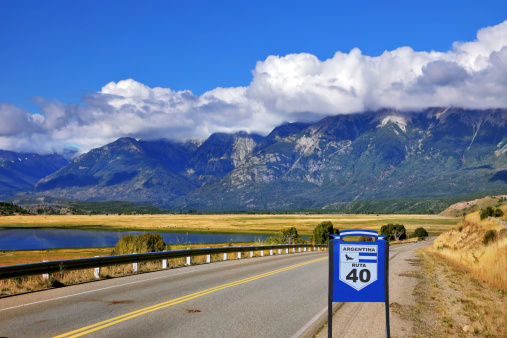 Viaje por la Ruta 40 está colocado paralelo a los Andes photo