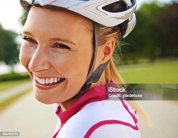 Foto de Andar De Bicicleta Em Um Parque Road e mais fotos de stock de Adulto - Adulto, Artigo de vestuário para cabeça, Atividade Recreativa