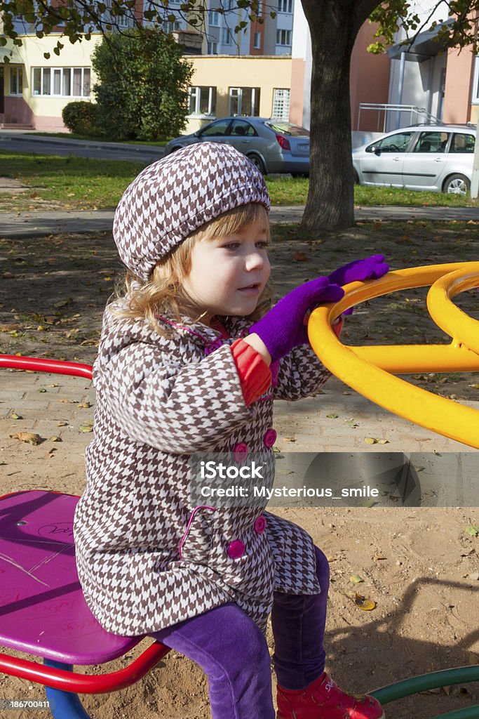 Kleines Mädchen auf Spielplatz im Herbst - Lizenzfrei Aktivitäten und Sport Stock-Foto