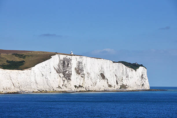 falaises de douvres - north downs scenics western europe southeast england photos et images de collection