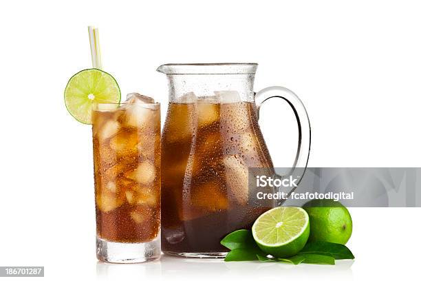 Té Con Hielo Y Limones Foto de stock y más banco de imágenes de Jarro - Jarro, Cubito de Hielo, Foto de estudio