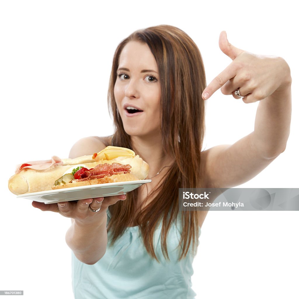 Mujer joven con un sándwich en una placa. - Foto de stock de 18-19 años libre de derechos