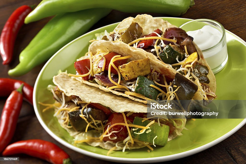 Pikantne warzywne twardych Tacos - Zbiór zdjęć royalty-free (Tacos)