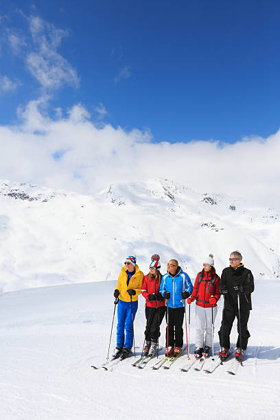 narciarstwo grupy na stok w górach - winter friendship france italy zdjęcia i obrazy z banku zdjęć