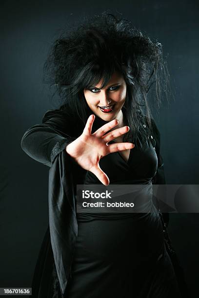 Witchy Donna - Fotografie stock e altre immagini di Adulto - Adulto, Composizione verticale, Costume