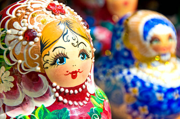 babuschka-kopftuch oder matroschka nistenden russische puppen - russian nesting doll gender symbol human gender russian culture stock-fotos und bilder