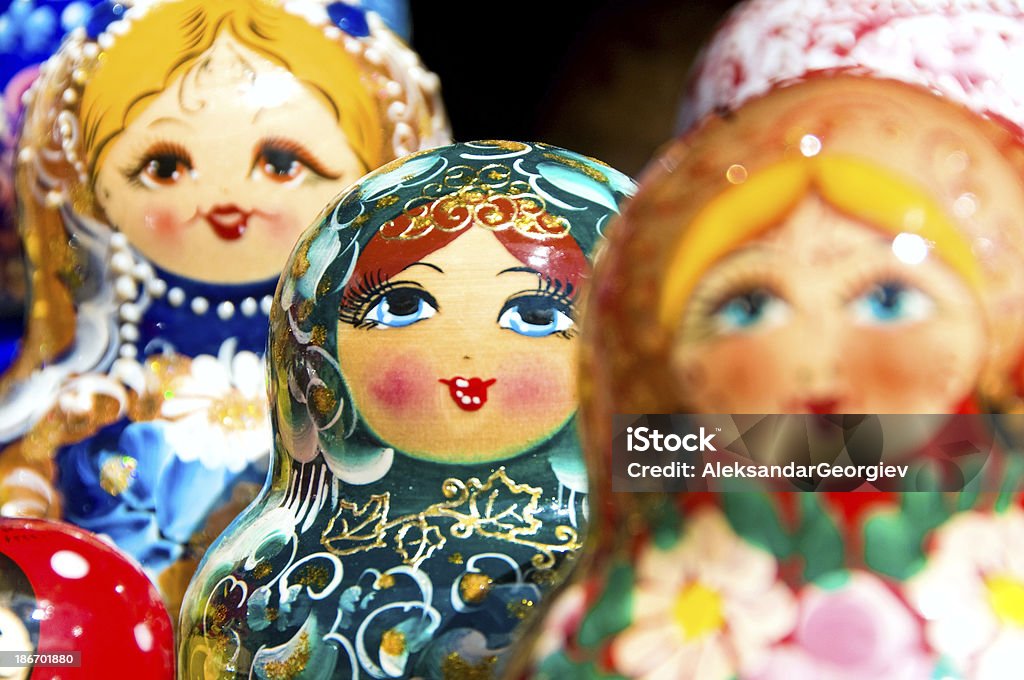 Babushka Matryoshka muñecas rusas con espacio para la computadora o - Foto de stock de Muñeca Rusa libre de derechos