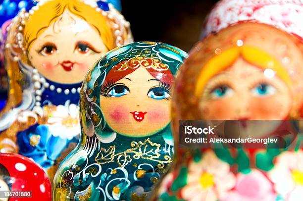 Babuszka Lub Matryoshka Lalki Nesting Rosyjska - zdjęcia stockowe i więcej obrazów Matrioszka - Matrioszka, Babuszka, Dekoracja