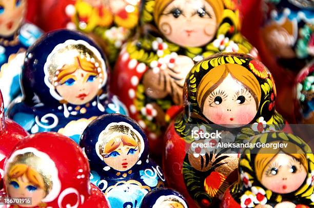 Photo libre de droit de Foulard De Babouchka Ou Matryoshka Nidification Poupées Russes banque d'images et plus d'images libres de droit de Adulte