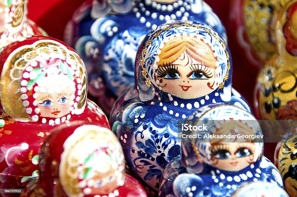 Babuschka-Kopftuch oder Matroschka nistenden russische Puppen - Lizenzfrei Altertümlich Stock-Foto