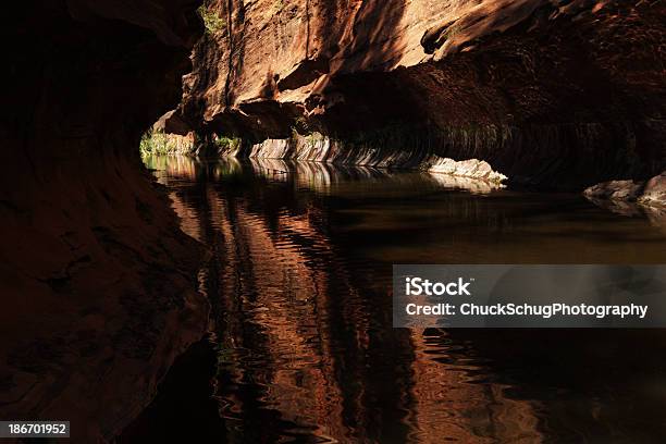 Foto de Slot Canyon Stream Sombra Reflexo De Luz e mais fotos de stock de Afloramento - Afloramento, Arizona, Beleza natural - Natureza