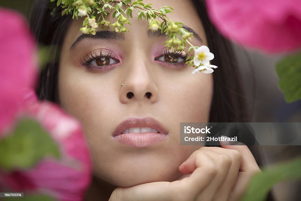 Schöne Junge Frau in Blumen - Lizenzfrei Attraktive Frau Stock-Foto