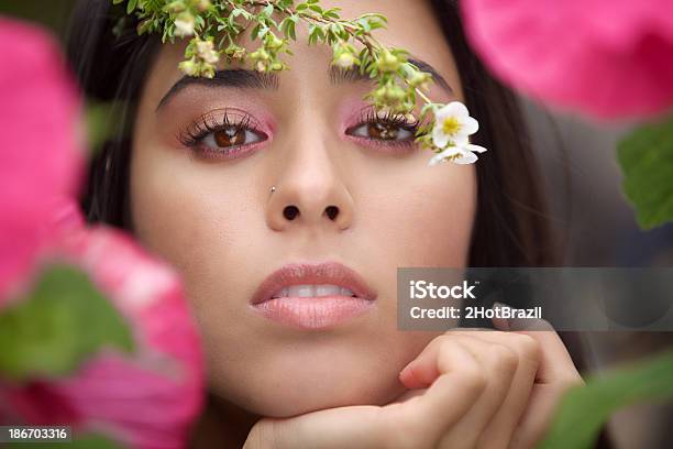 Schöne Junge Frau In Blumen Stockfoto und mehr Bilder von Attraktive Frau - Attraktive Frau, Bildschärfe, Blatt - Pflanzenbestandteile