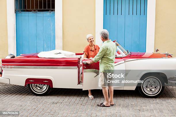 선임 커플입니다 도출함 자동차 관광객에 대한 스톡 사진 및 기타 이미지 - 관광객, 쿠바, 2명