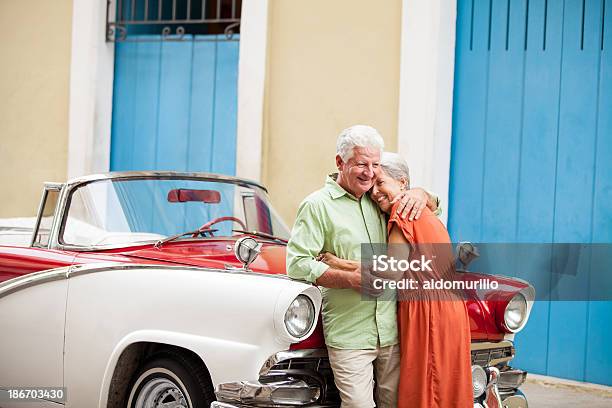 Foto de Sênior Casal Romântico e mais fotos de stock de Cuba - Grandes Antilhas - Cuba - Grandes Antilhas, Carro de colecionador, Terceira idade