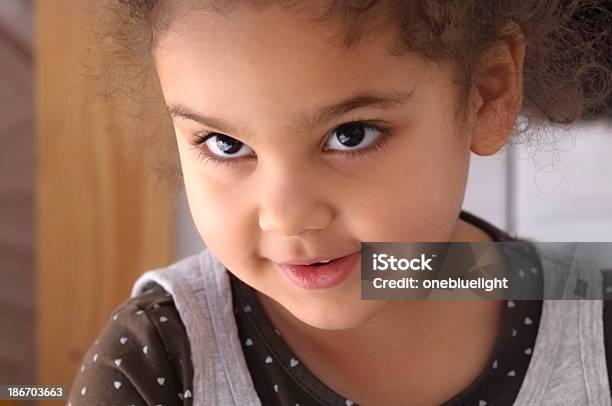 Sorridente Menina De 4 Anos De Idade - Fotografias de stock e mais imagens de 4-5 Anos - 4-5 Anos, Criança, Emoção positiva