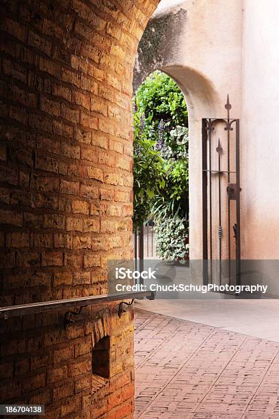 Archi Courtyard Porta Del Corridoio - Fotografie stock e altre immagini di Arco - Architettura - Arco - Architettura, Residenza di villeggiatura, Alta società