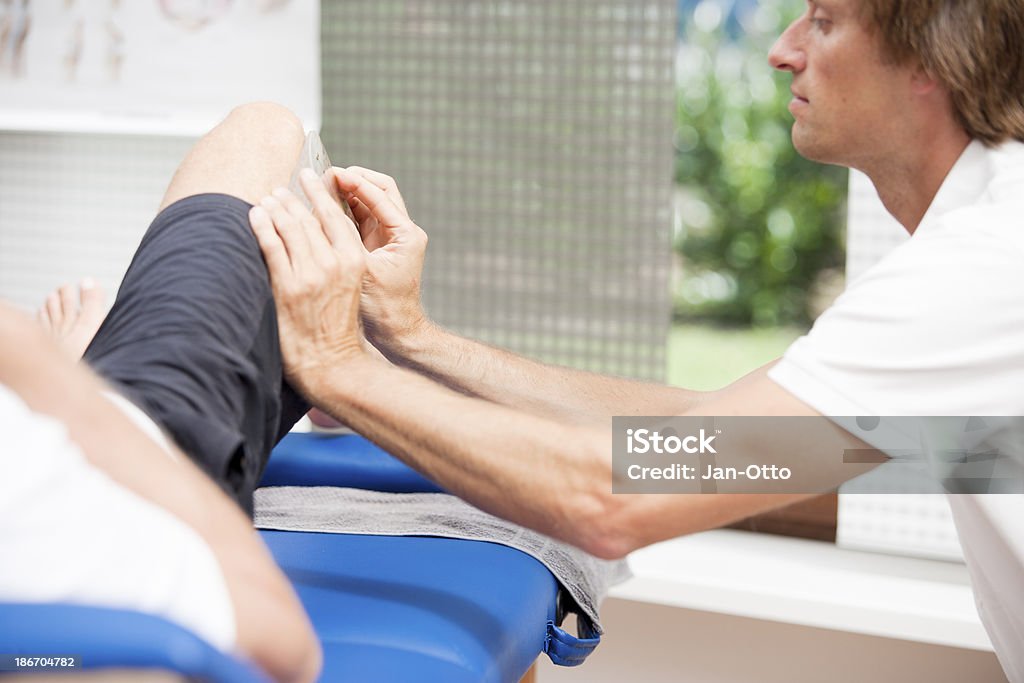 Messen der Knie für Personen mit Mobilitätseinschränkung - Lizenzfrei Messen Stock-Foto