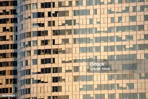 Foto de Fachada Do Edifício De Escritório e mais fotos de stock de Armação de Janela - Armação de Janela, Arquitetura, Arranha-céu