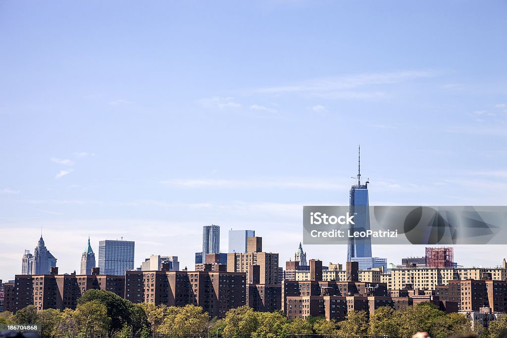 Torre della libertà e il centro di visto dal Fiume East - Foto stock royalty-free di New York - Città