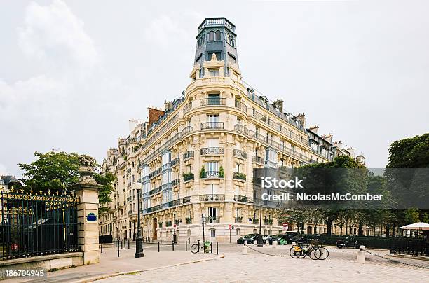 Paryż Miasto Plac Z Rogu Luksusowe Apartment Building - zdjęcia stockowe i więcej obrazów Paryż