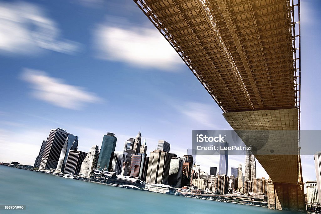 Downtown Manhattan visto sob a Ponte do Brooklyn - Foto de stock de Arquitetura royalty-free