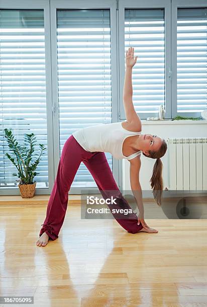 Junge Frau Tun Yoga In Leeren Raum Stockfoto und mehr Bilder von Aktiver Lebensstil - Aktiver Lebensstil, Aktivitäten und Sport, Bewegungsaktivität