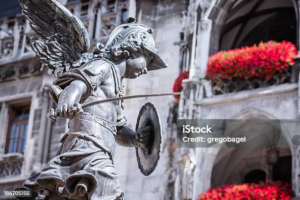 Statua Putto Na Podstawie Mariensäule W Monachium Niemcy - zdjęcia stockowe i więcej obrazów Architektura
