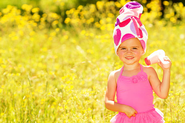 petite fille jouant dans une prairie - brushing teeth photos et images de collection