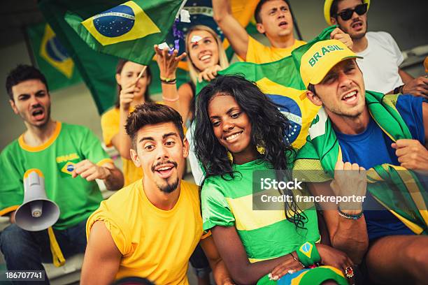 Gruppe Von Brasilianische Fan Im Stadion Stockfoto und mehr Bilder von Afrikanische Kultur - Afrikanische Kultur, Afrikanischer Abstammung, Arme hoch