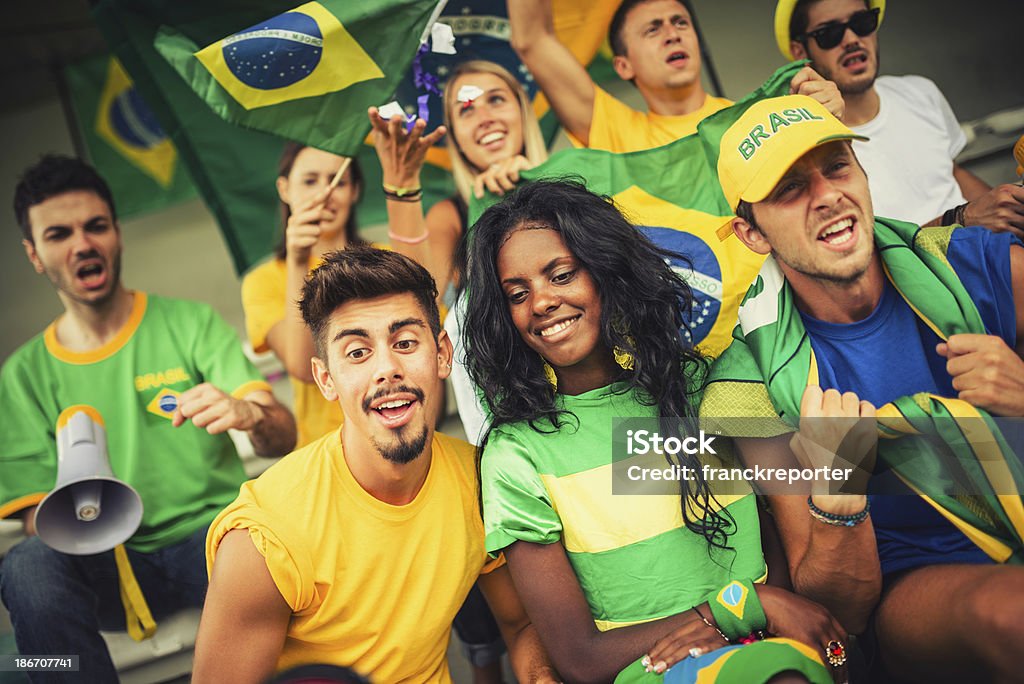 Groupe de supporters brésiliens au stade - Photo de Acclamation de joie libre de droits