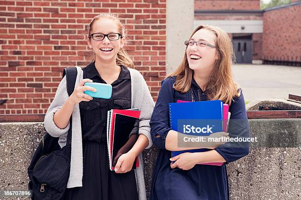 Adolescenti Fotografare Su Telefono Cellulare Davanti Alla High School - Fotografie stock e altre immagini di 14-15 anni