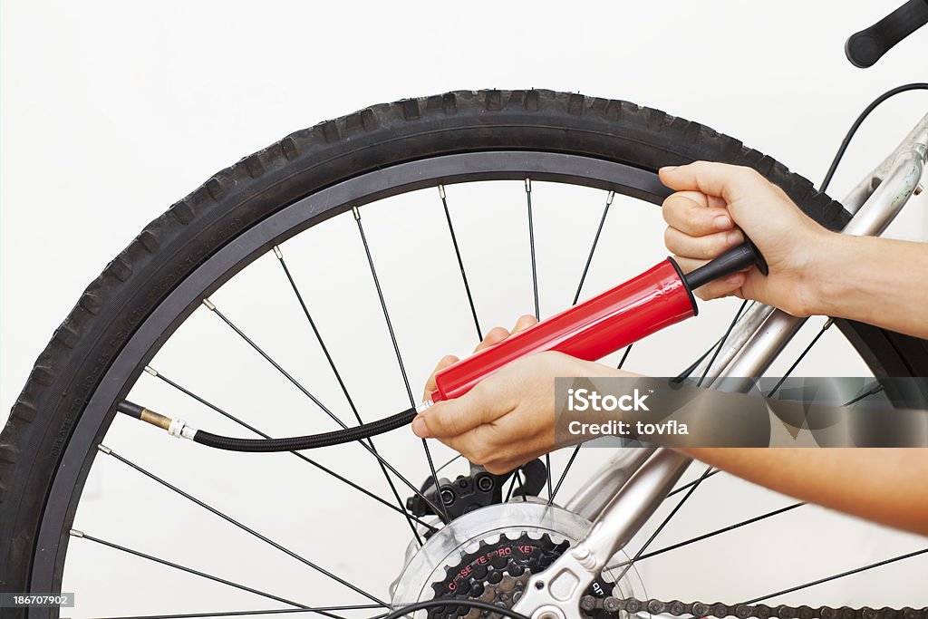 Inflar bicicleta Tire - Foto de stock de Neumático libre de derechos