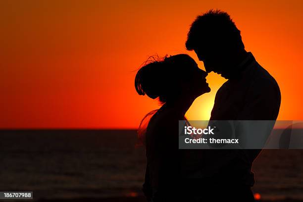 Casal - Fotografias de stock e mais imagens de Alegria - Alegria, Amanhecer, Amor