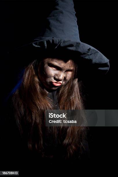 Little Hexe Mit Halloweenkürbis Stockfoto und mehr Bilder von Angst - Angst, Blick in die Kamera, Chaos