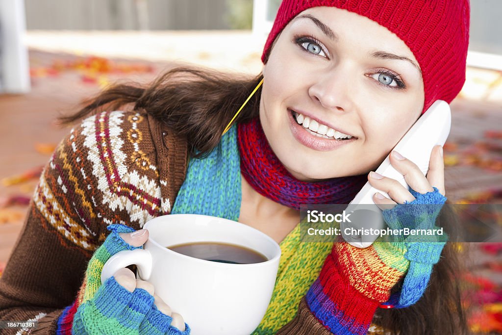 Otoño-mujer sonriente hablando por teléfono - Foto de stock de Teléfono sin cable libre de derechos