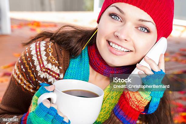 Otoñomujer Sonriente Hablando Por Teléfono Foto de stock y más banco de imágenes de Teléfono sin cable - Teléfono sin cable, Festivo, Personas