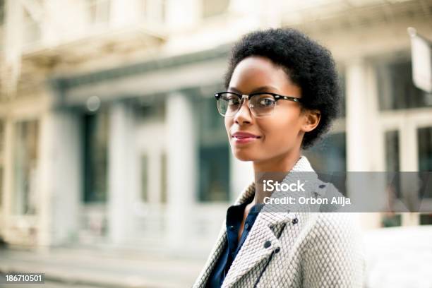 Plano Aproximado De Mulher Em Nova Iorque - Fotografias de stock e mais imagens de 20-29 Anos - 20-29 Anos, 30-39 Anos, Adulto