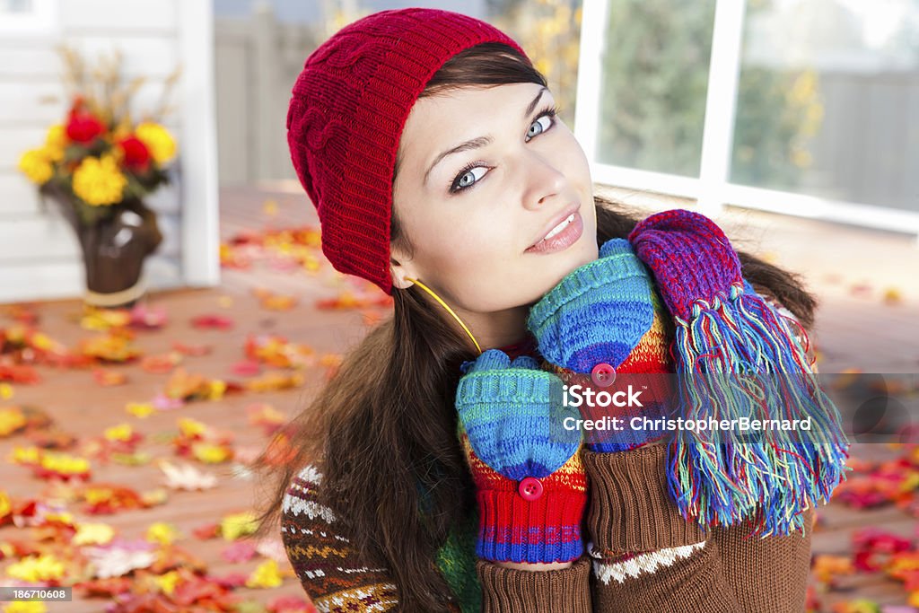 秋笑��顔の若い女性のポートレート - 1人のロイヤリティフリーストックフォト