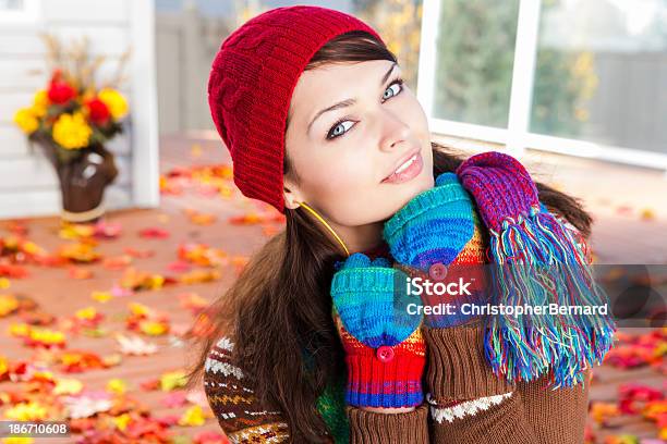 秋笑顔の若い女性のポートレート - 1人のストックフォトや画像を多数ご用意 - 1人, 20-24歳, かえでの葉