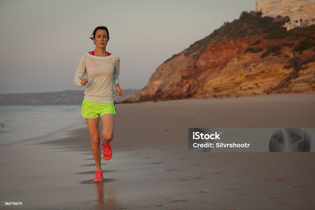 Caber mulher correr na praia em Salema Portugal - Royalty-free Adulto Foto de stock