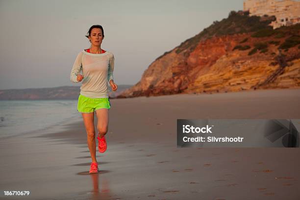 Caber Mulher Correr Na Praia Em Salema Portugal - Fotografias de stock e mais imagens de Adulto - Adulto, Algarve, Ao Ar Livre